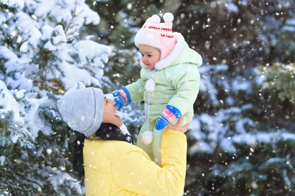 Ritratto Famiglia Nella Foresta Invernale Madre Bambino Guarda Sulla Neve — Foto Stock