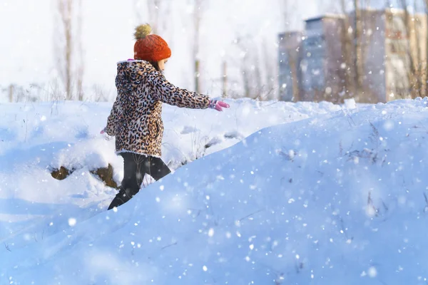 Enfant Fille Cours Amuser Dans Forêt Hiver Près Ville Lumière — Photo