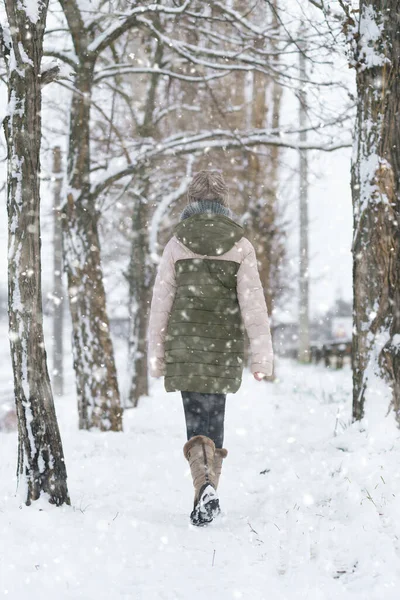 Adolescent Fille Marche Sur Chemin Enneigé Hiver Adolescent Garçon Une — Photo