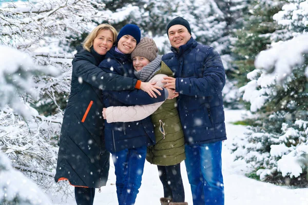 Retrato Família Floresta Inverno Pais Filhos Bela Natureza Com Abetos — Fotografia de Stock