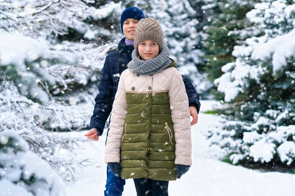 Retrato Adolescentes Uma Floresta Inverno Menino Menina Bela Natureza Com — Fotografia de Stock