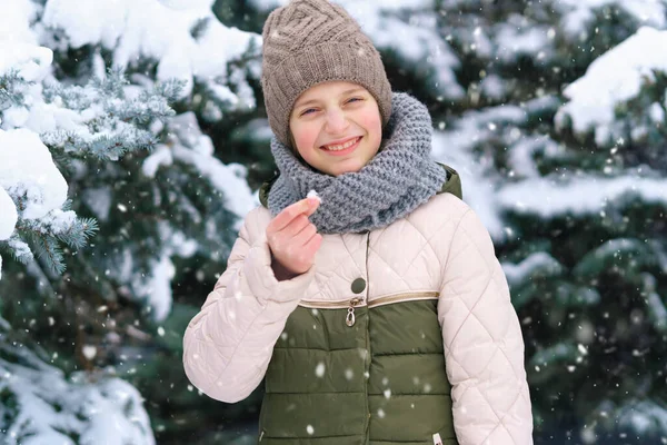 Bambina Che Gioca Con Neve Nella Foresta Invernale Abeti Innevati — Foto Stock