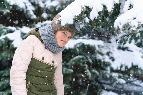 Menina Brincando Com Neve Floresta Inverno Abetos Nevados Brilhantes Bela — Fotografia de Stock