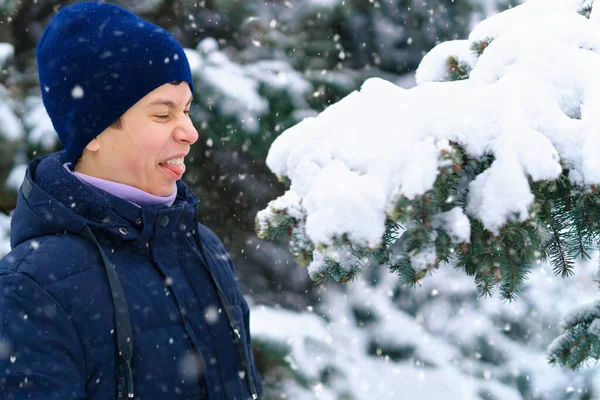 Adolescent Garçon Joue Goûte Mange Neige Dans Forêt Hiver Sapins — Photo