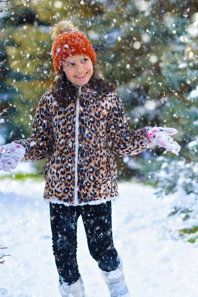 Enfant Fille Vomit Neige Jouer Dans Forêt Hiver Sapins Enneigés — Photo