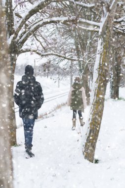 Kış ormanlarında genç portresi, erkek ve kız, güzel doğa ve parlak karlı köknar ağaçları.