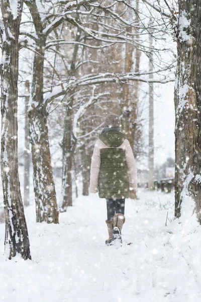 Adolescent Fille Marche Sur Chemin Enneigé Hiver Adolescent Garçon Une — Photo