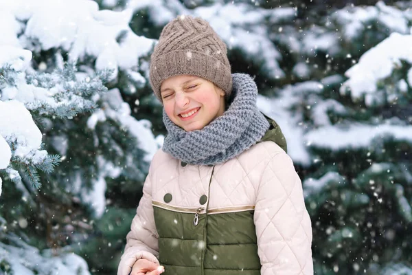 Bambina Che Gioca Con Neve Nella Foresta Invernale Abeti Innevati — Foto Stock