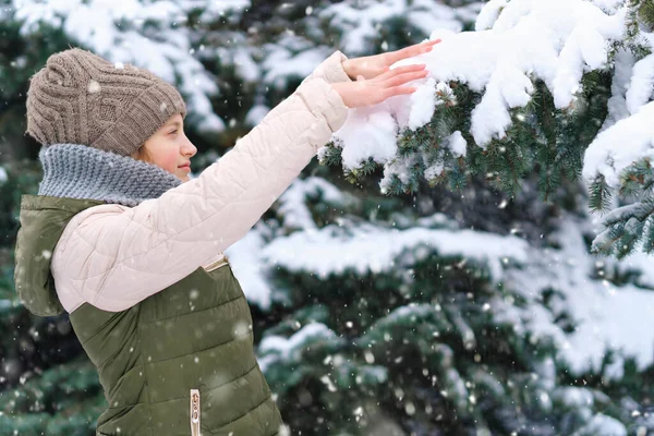 Enfant Fille Jouer Avec Neige Dans Forêt Hiver Sapins Enneigés — Photo