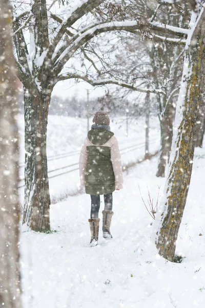 Adolescent Fille Marche Sur Chemin Enneigé Hiver Adolescent Garçon Une — Photo