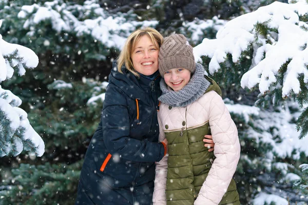 Retrato Família Mãe Filha Uma Floresta Inverno Pai Filho Bela — Fotografia de Stock