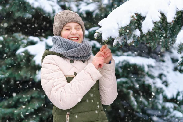 Enfant Fille Jouer Avec Neige Dans Forêt Hiver Sapins Enneigés — Photo