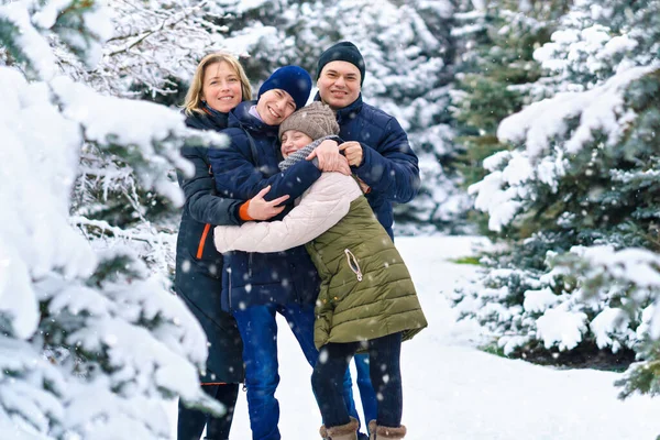 Retrato Família Floresta Inverno Pais Filhos Bela Natureza Com Abetos — Fotografia de Stock