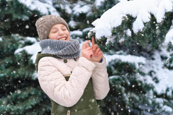 Menina Brincando Com Neve Floresta Inverno Abetos Nevados Brilhantes Bela — Fotografia de Stock