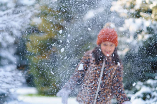 Enfant Fille Vomit Neige Jouer Dans Forêt Hiver Sapins Enneigés — Photo