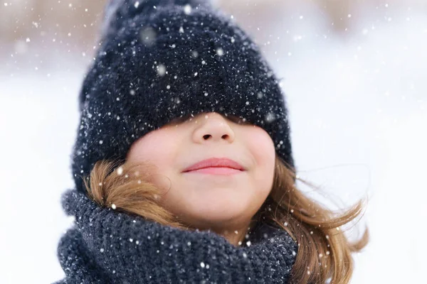 Menina Brincando Com Neve Inverno Livre Divertindo Inverno Nevado — Fotografia de Stock