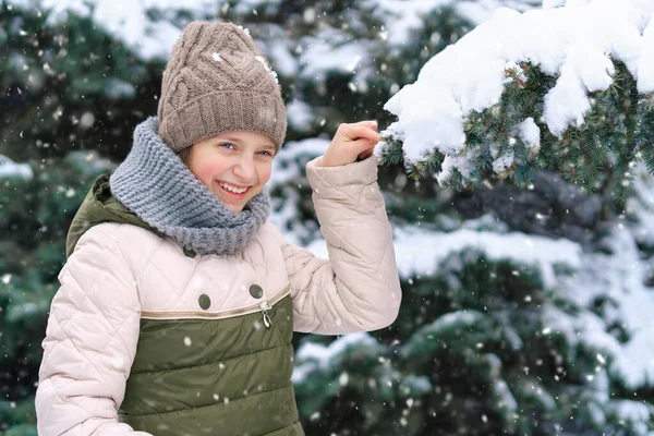 Bambina Che Gioca Con Neve Nella Foresta Invernale Abeti Innevati — Foto Stock