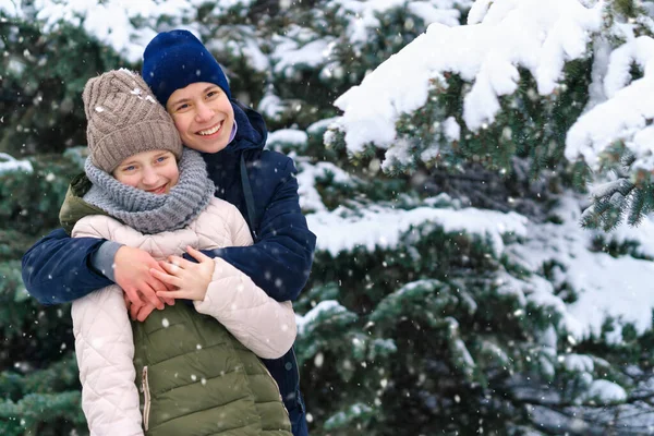 Retrato Adolescentes Uma Floresta Inverno Menino Menina Bela Natureza Com — Fotografia de Stock