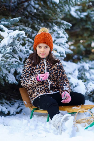 Kindermädchen Sitzt Auf Einem Schlitten Und Spielt Mit Schnee Winterwald — Stockfoto
