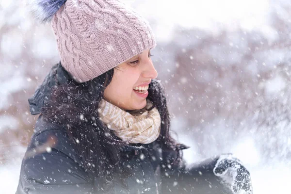 Retrato Mujer Invierno Aire Libre Día Cubierto Nieve Brillante — Foto de Stock
