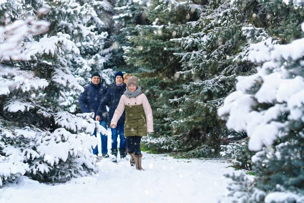 Promenade Famille Dans Forêt Hiver Deux Parents Deux Enfants Belle — Photo