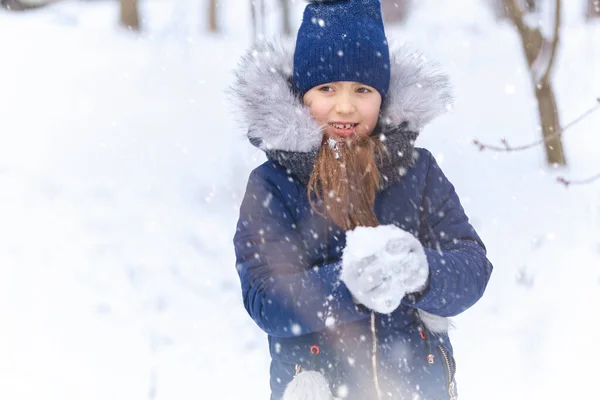 Menina Brincando Com Neve Inverno Livre Divertindo Inverno Nevado — Fotografia de Stock