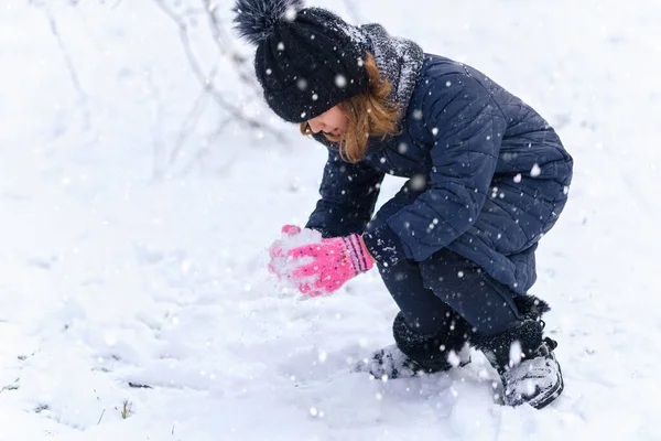 Enfant Fille Jouer Avec Neige Hiver Plein Air Avoir Plaisir — Photo