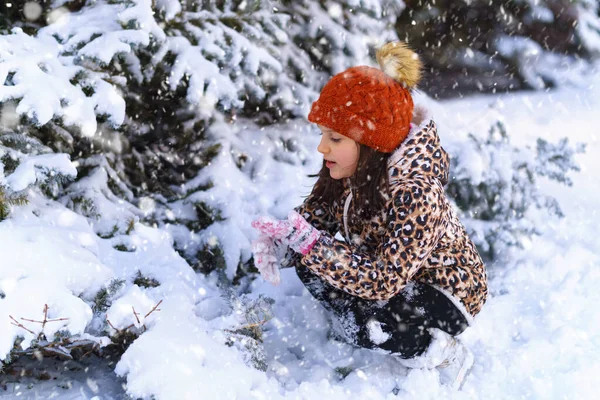 Enfant Fille Assoit Joue Avec Neige Dans Forêt Hiver Lumière — Photo