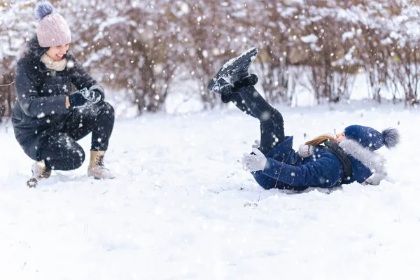 Femme Fille Jouant Hiver Plein Air Mère Enfants Amusent Hiver — Photo