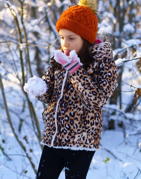 Bambina Mangia Neve Divertirsi Nella Foresta Invernale Luce Solare Brillante — Foto Stock