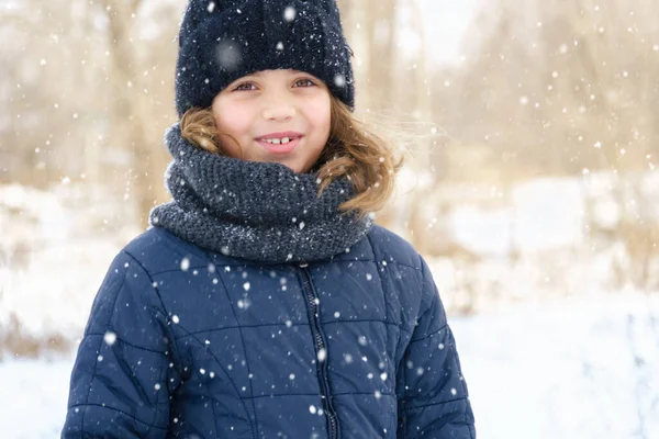 Menina Brincando Com Neve Inverno Livre Divertindo Inverno Nevado — Fotografia de Stock