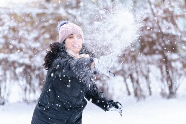 Mujer Jugando Con Nieve Invierno Aire Libre Divertirse Invierno Nevado — Foto de Stock