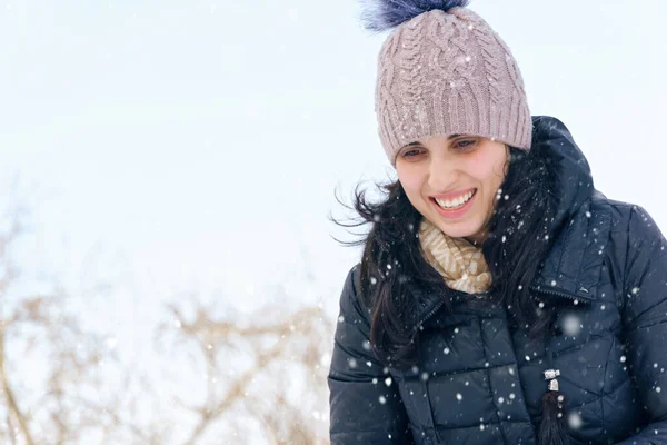 冬季户外的女性肖像 晴朗的雪天 — 图库照片