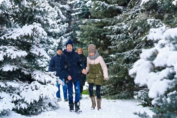 Promenade Famille Dans Forêt Hiver Deux Parents Deux Enfants Belle — Photo