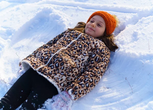 Menina Encontra Neve Faz Asas Anjo Luz Solar Brilhante Sombras — Fotografia de Stock