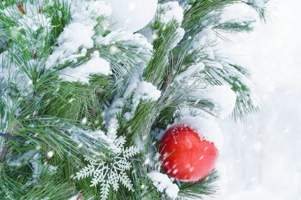 Weihnachts Oder Neujahrsschmuck Mit Schnee Bedeckt Auf Der Straße Auf — Stockfoto