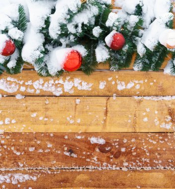 Metin veya yazıtlar için boş alan - Noel ya da yeni yıl süslemeleri dışarıda karla kaplı çelenkler, tatil tahtası arka plan yakın görünümü