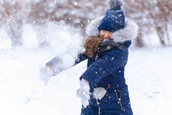 Niña Jugando Con Nieve Invierno Aire Libre Divertirse Invierno Nevado — Foto de Stock