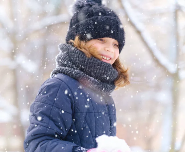 Menina Brincando Com Neve Inverno Livre Divertindo Inverno Nevado — Fotografia de Stock