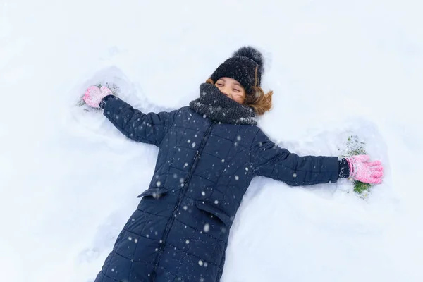 Enfant Fille Couche Sur Neige Fait Des Ailes Ange Lumière — Photo