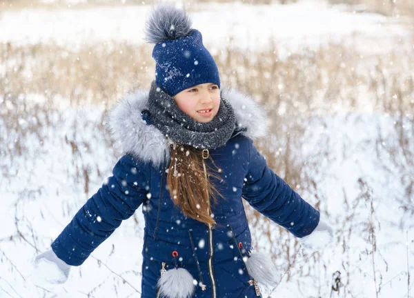Menina Brincando Com Neve Inverno Livre Divertindo Inverno Nevado — Fotografia de Stock