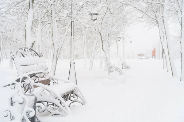 Zimní Městský Park Lavičky Pokryté Sněhem Sněhem — Stock fotografie