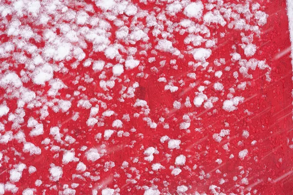 木制底座漆成红色 冬季户外覆盖着雪 表面干净新 用木片压成 — 图库照片