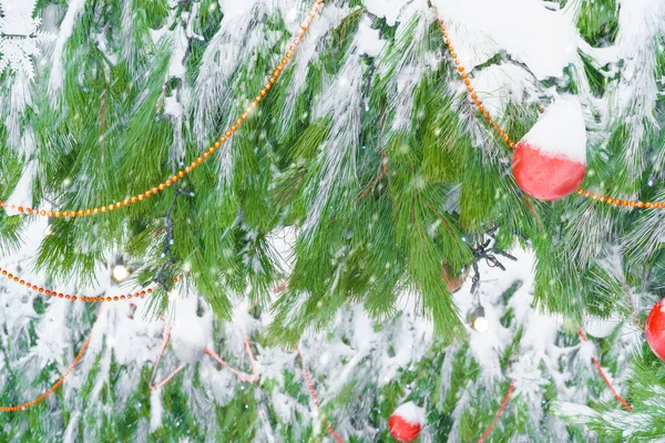 Jul Eller Nyår Dekorationer Täckta Med Snö Gatan Julgran Nära — Stockfoto