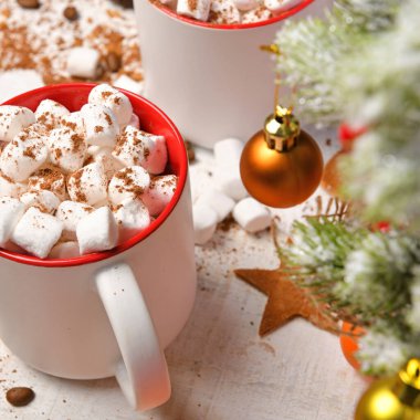 Mutlu noeller ya da yeni yıl dekorasyonu için tatlı yemek arka planı - çikolata şekerlemeleri, mandalinalar, kurabiyeler, marşmelov ve beyaz ahşap üzerine kakao latte