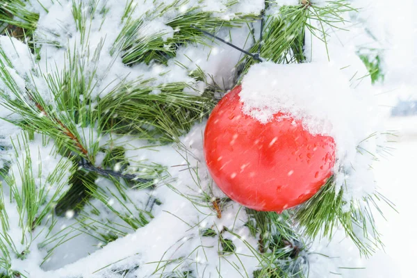 Jul Eller Nyår Dekorationer Täckta Med Snö Gatan Julgran Nära — Stockfoto