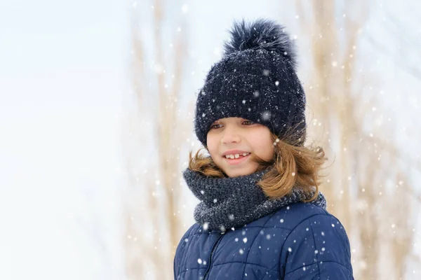 Menina Brincando Com Neve Inverno Livre Divertindo Inverno Nevado — Fotografia de Stock