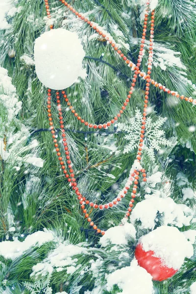 Addobbi Natalizi Capodanno Ricoperti Neve Strada Sull Albero Natale Vista — Foto Stock