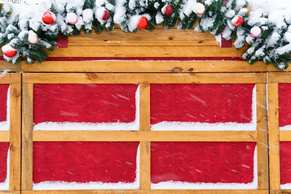 Noel Yeni Yıl Dekorasyonları Dışarıda Karla Kaplı Ahşap Arka Plan — Stok fotoğraf