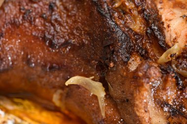 Fırında et ve kızarmış soğan, folyoda domuz eti ve ahşap arka plan, ev yemeği.